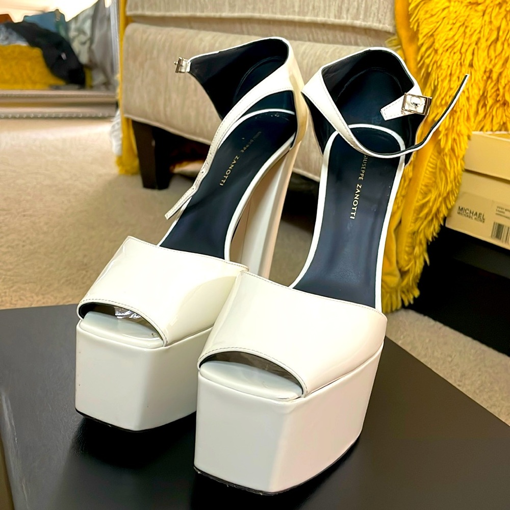 BEBE TOUCH PATENT-LEATHER PLATFORM SANDALS